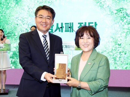  서울시 최초 도심 속 휴양림‘수락휴’개장, 봉양순 시의원 감사패 수상