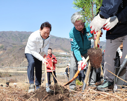경남도, 산청 산불 피해지서 나무심기 행사