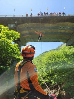 경남119특수대응단, 산악사고 추락·고립 대비 실전 같은 구조훈련 ‘구슬땀’
