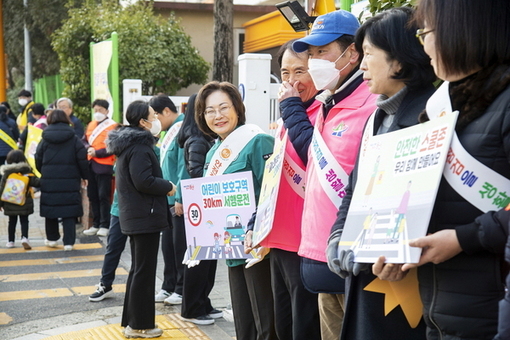 용산구, 신용산초 앞에서 어린이 통학로 교통안전 캠페인 실시