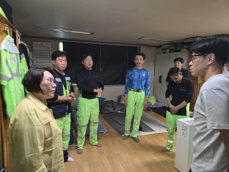 노연우 동대문구의원, 폭염에 지친 야외근로자 휴게시설 현장방문