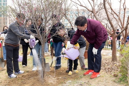꽃과 나무에 담은 봄…박강수 마포구청장, 주민과 함께 정원 가꿔