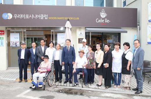 박능후 복지부장관, 마포구 우리마포시니어클럽 방문