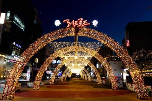 BTS 공연 이후 어디? 마포, 별빛 터널 밝히고 “WELCOME TO 레드로드”