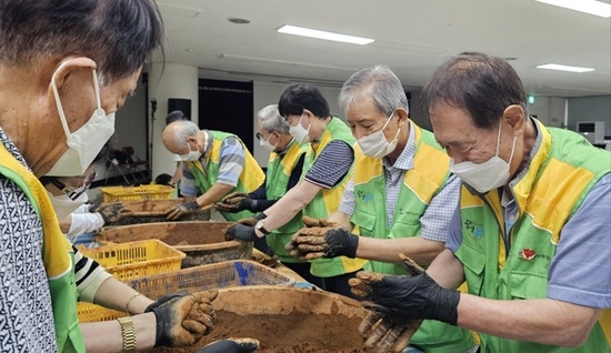 공무원연금공단 대구지부,  EM흙공 제작으로 우리 지역 하천 살리기에 앞장