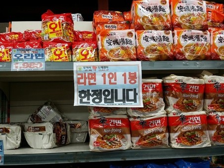 동대문구 휘경동 수퍼마켓, “라면 1인 1봉만 팔아요”