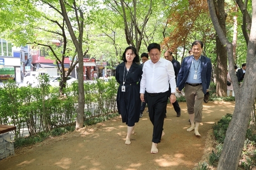 마포구, 도심 속 힐링 명소 ‘토정공원 맨발 황톳길’ 개장
