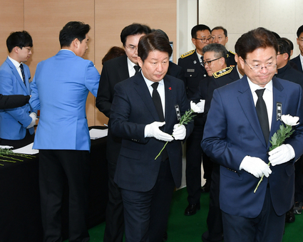 권영진 시장, 동해 소방헬기 추락사고 합동분향소 조문 