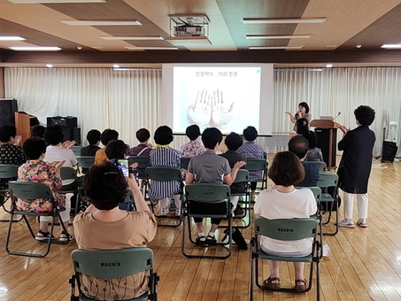 용산구, ‘찾아가는 자치회관 일일특강 - 건강 손 자극법’ 운영