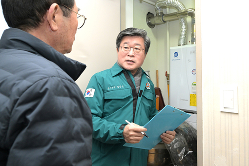경로당 찾아간 김길성 중구청장,  한파 대비 현장 점검하며 어르신 안부 살펴 