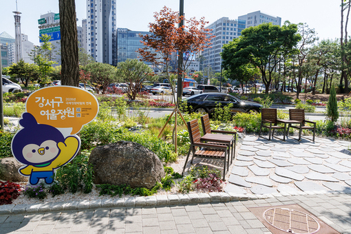 강서구청 앞 사거리 '여울정원'으로 거듭나 ...바쁜 발걸음 멈춰 잠시 쉬어가는 열린 쉼터