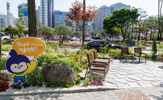 강서구청 앞 사거리 '여울정원'으로 거듭나 ...바쁜 발걸음 멈춰 잠시 쉬어가는 열린 쉼터