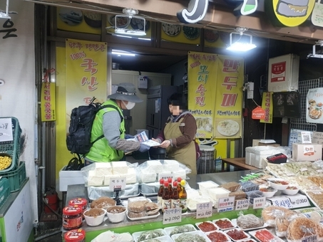 “섞으면 악취, 나누면 청결” 관악구, 전통시장 음식물 분리배출 총력
