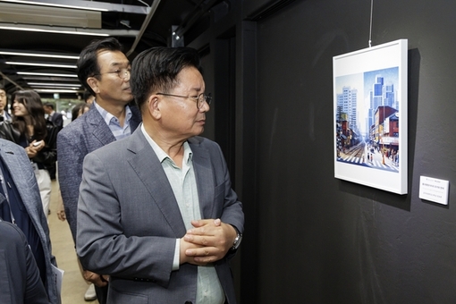 마포 레드로드에 부산신진청년작가 작품 전시