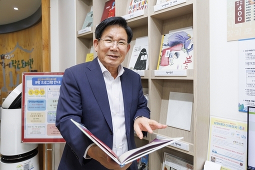 문턱은 낮추고 온기는 높였다...사람을 향한 마포구 도서관