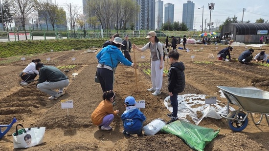 성동구, 무지개텃밭·다산농원 개장... 도심 속 텃밭 가꾸기 본격 시작