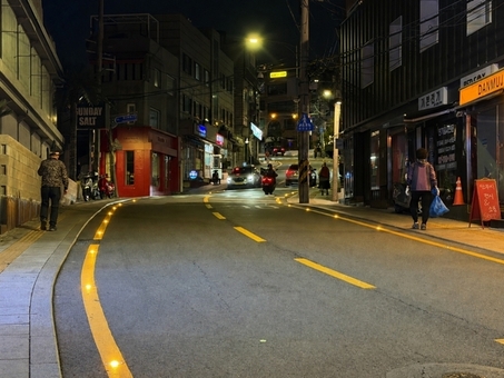 용산구, 경리단길 일대 솔라표지병 설치로 야간 보행환경 개선