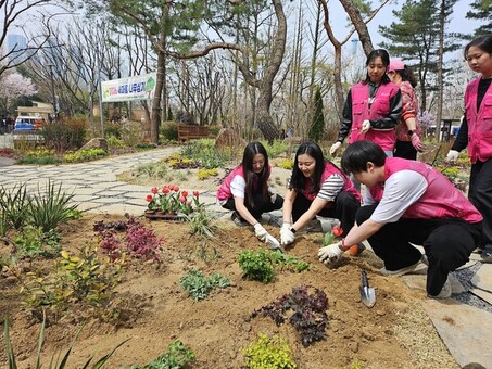 강남구자원봉사센터, 식목일 맞이 기업과 함께 도시공원 조성 봉사활동 진행