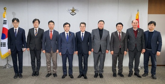 김동연, 안규백 국방부 장관과 반환공여구역 개발 주제로 간담회