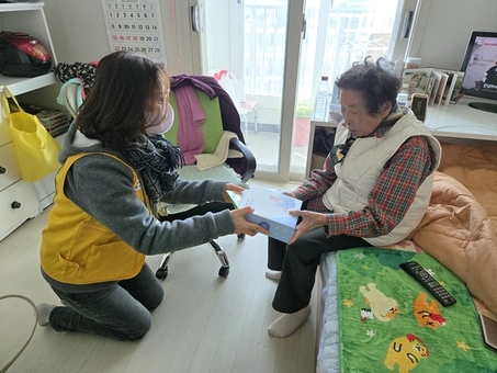 혹한기 속 피어난 적십자의 “기적”, 85세 이상 어르신 가정방문