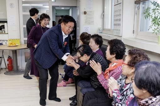마포구, “경로당 묵은 때 털어내드립니다” 경로당 전문 청소 지원