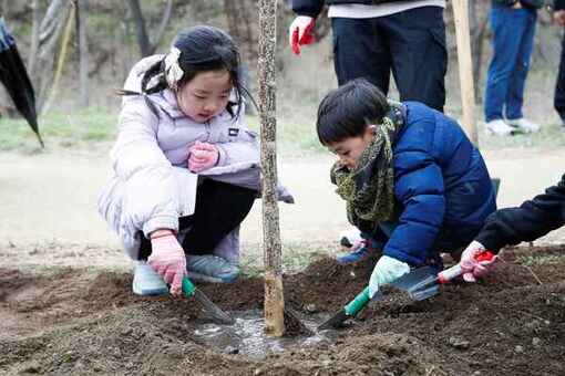 성동구, 식목일 맞아 어린이들과 함께 미래를 심다!