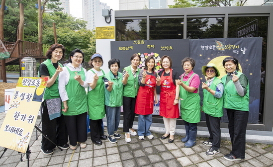 용산구, 추석맞이‘사랑의 밥차’… 350여 명 어르신께 삼계탕 대접