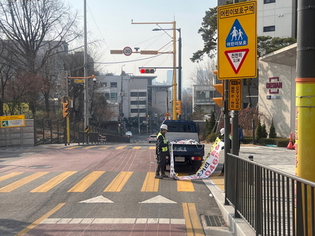 용산구, 초등학교 주변 불법 광고물 일제정비 나서