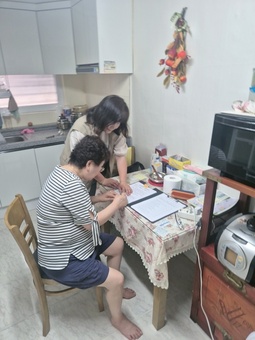 중랑구, 돌봄 대상 어르신에게 반려식물 보급 … 2026년에도 초록빛 돌봄 잇는다
