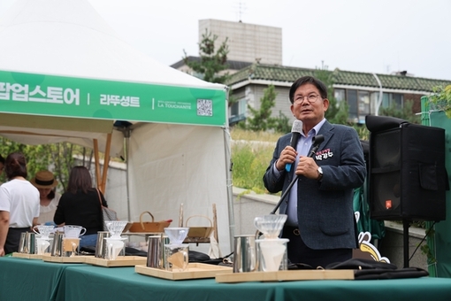 ‘커피향 속 행복 가득’ 박강수 마포구청장, 망원커피페스트서 바리스타로 변신