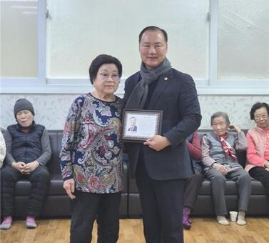 이병윤 서울특별시의회 교통위원장,  청량리한신1차 경로당 어르신들로부터 감사패 받아!