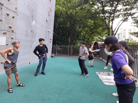 성동구, 응봉산 인공암벽 교실 운영…어린이부터 성인까지 함께 즐겨요!