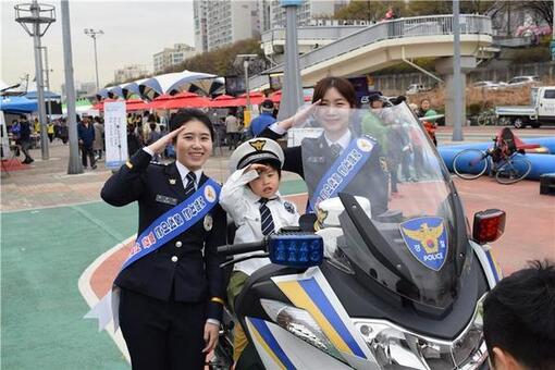 동대문署, 봄꽃축제현장 어린이 교통안전 캠페인 실시
