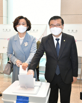 류경기 중랑구청장 부인 강영숙 여사와 사전투표 마쳐 