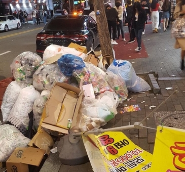 관광객 몰리는 레드로드, 쓰레기는 ‘마포 365일 청결관리’로 잡는다
