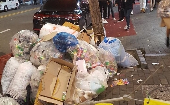 관광객 몰리는 레드로드, 쓰레기는 ‘마포 365일 청결관리’로 잡는다