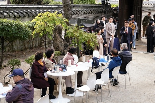  활기찬 노후생활 돕는 종로… 친구 만들기 행사 열고 돌봄카 운행