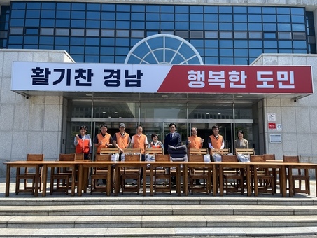 경남자원봉사센터, 6․25 참전유공자에 자체제작 가구 전달