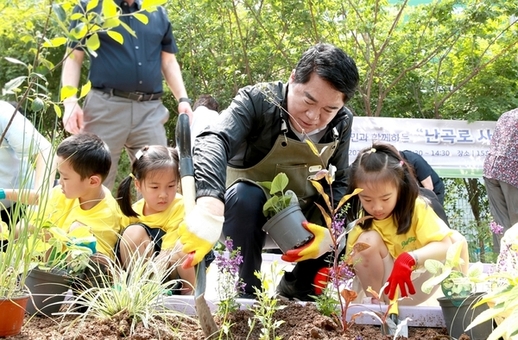 관악구, 자투리 공간을 힐링 스폿으로! 주민과 함께 ‘난곡로 사계절 생생정원’ 완성