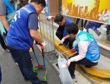 은평구, ‘호우 대비 빗물받이 대청소’ 실시로 기후 위기 대응 강화