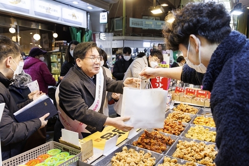 청년에게는 장사 기회, 전통시장에는 새 활력! 마포구 한달살이 상인 모집