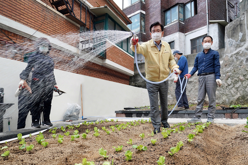 유덕열 동대문구청장, 빈집 터 활용한 도시텃밭 일궈