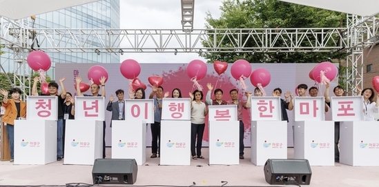 “정장부터 응시료 지원까지” 마포구가 청년 곁에 함께한다