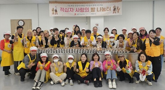 인천적십자 서구협의회 카네이션 나눔 행사 펼쳐.. 매년 이어온 사랑의 나눔 실천