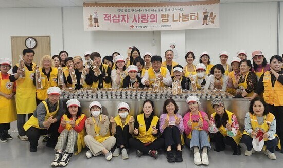 인천적십자 서구협의회 카네이션 나눔 행사 펼쳐.. 매년 이어온 사랑의 나눔 실천