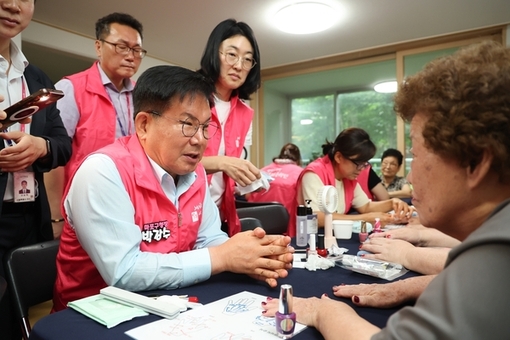 마포구, 이웃 손길로 전한 뷰티케어… 실뿌리복지동행단과 함께