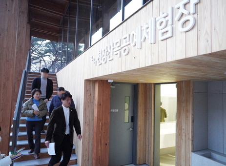 천장산 숲길 목공예체험장 및 화장실 개관 전 점검 등 현장방문 나선 이강숙·박남규 구의원