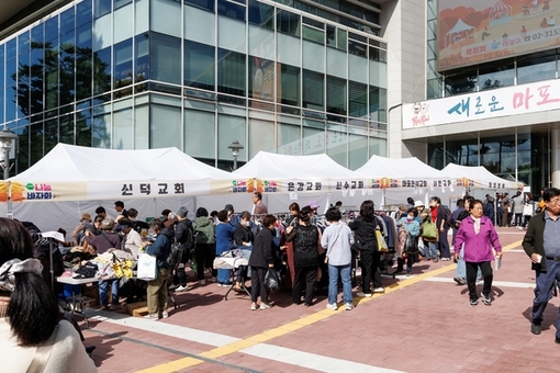 사랑과 희망의 나눔바자회 찾은 박강수 마포구청장, 교회에 따뜻한 감사 전해