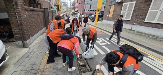 구로구, 소상공인과 함께 골목상권 환경정화 봉사활동 정례화