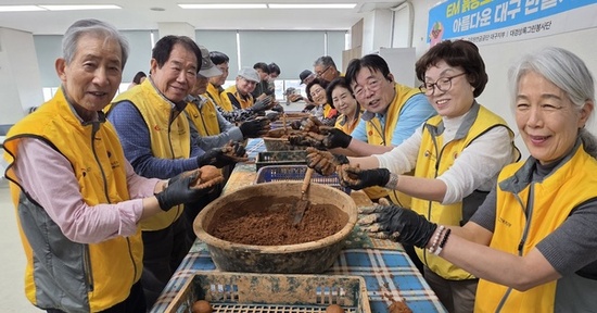 공무원연금공단 대구지부,  ‘EM 흙공 만들기’ 로 하천 수질 개선에 앞장